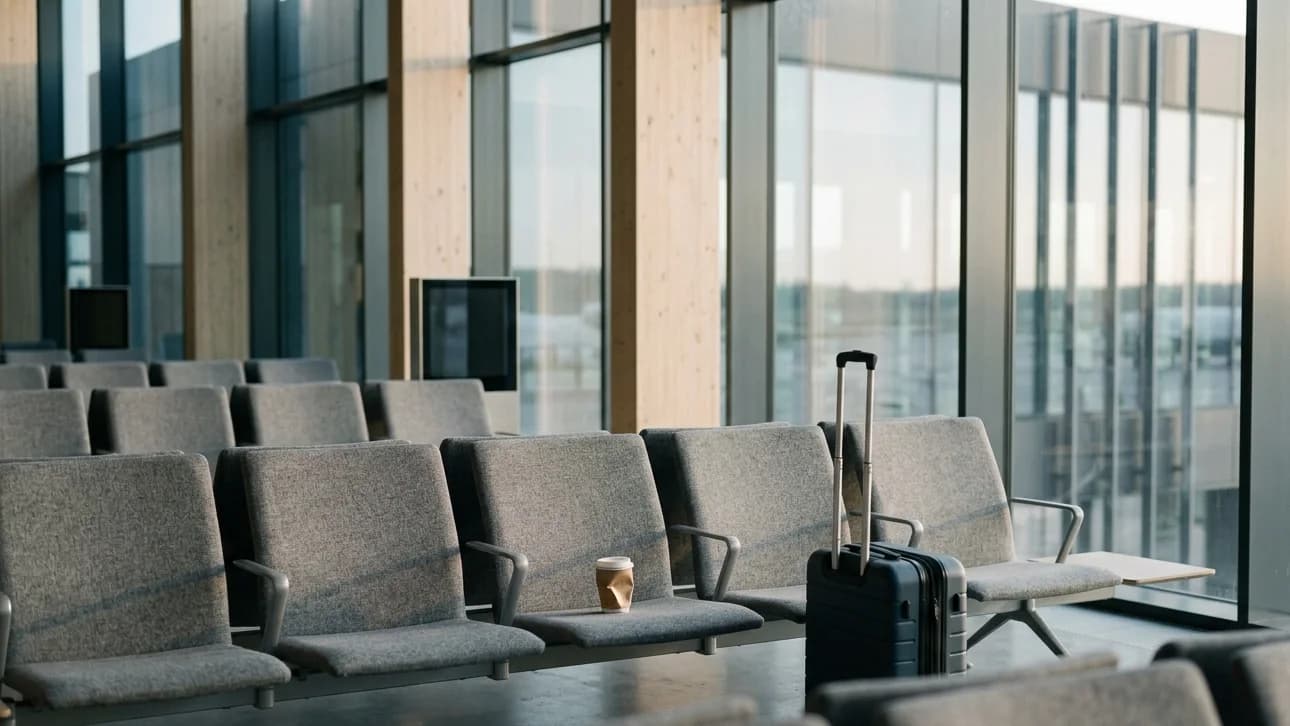 Tomme seterader ved en gate på flyplassen etter at avgangen er over.